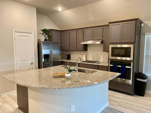 4-BR Getaway Ideal for Families House in Rosenberg