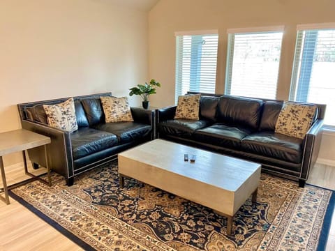 4-BR Getaway Ideal for Families House in Rosenberg