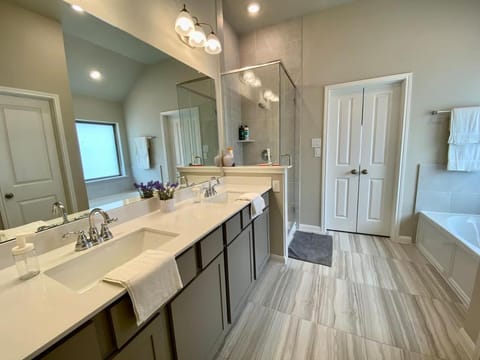 4-BR Getaway Ideal for Families House in Rosenberg