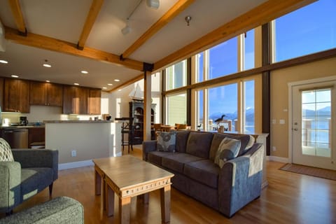 Kitchen or kitchenette, Living room, Dining area