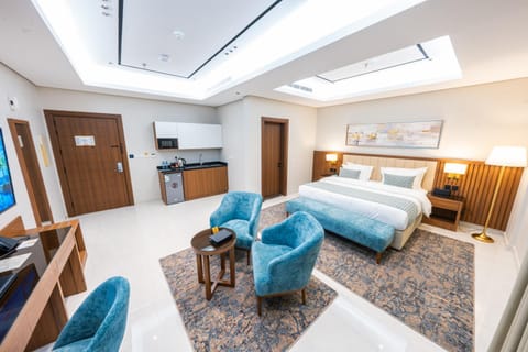 Bed, TV and multimedia, Kitchen or kitchenette, Photo of the whole room, Seating area, Bedroom, minibar, wardrobe