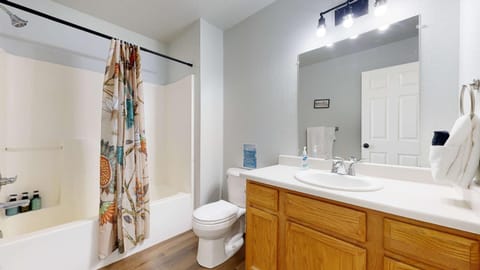 Shower, Toilet, Bathroom, Bath, towels