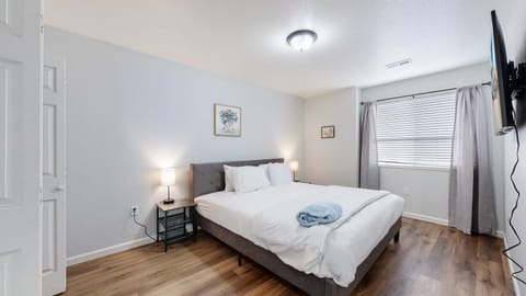 Bed, TV and multimedia, Photo of the whole room, Bedroom