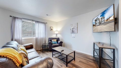 TV and multimedia, Living room, Photo of the whole room, Seating area