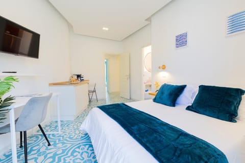 Bed, TV and multimedia, Kitchen or kitchenette, Bedroom