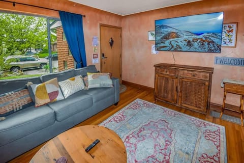 Charming two bedroom family home in coveted neighborhood House in Englewood