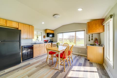 3 Mi to Caesars Casino Indiana Retreat with Patio! House in Louisville