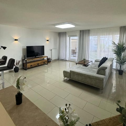 C&V 3 Personen 2 Zimmer WLAN SmartTV Boxspringbett Apartment in Kaiserslautern