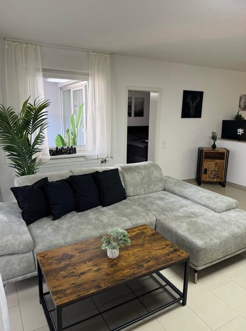 C&V 3 Personen 2 Zimmer WLAN SmartTV Boxspringbett Apartment in Kaiserslautern