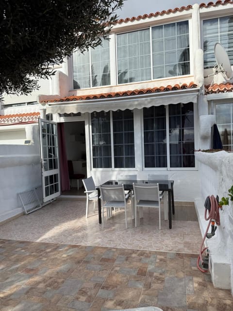Property building, Patio, Day, Balcony/Terrace