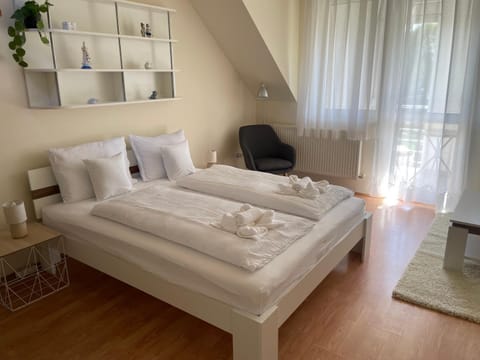Bed, Bedroom, towels