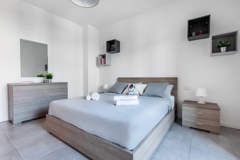 Photo of the whole room, Bedroom