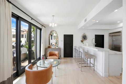 Poinsettia Palms - Chic & Luxe Patio Near Beach House in Corona Del Mar