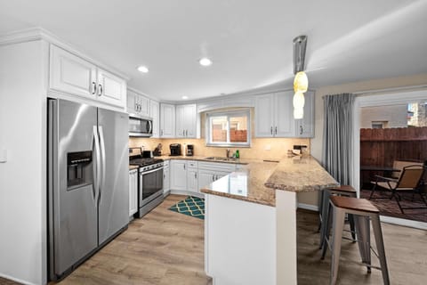 Ruby Villa A - Stay for 6 House in Balboa Island