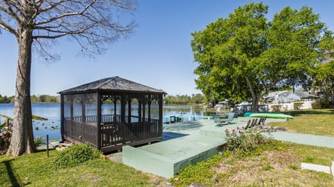 Lakefront Retreat - Boat - Fish - Close to all Orlando Parks - Disney - Universal - SeaWorld House in Casselberry