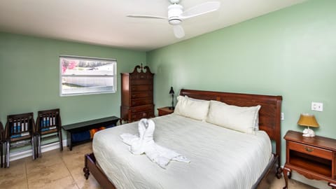 Lakefront Retreat - Boat - Fish - Close to all Orlando Parks - Disney - Universal - SeaWorld House in Casselberry