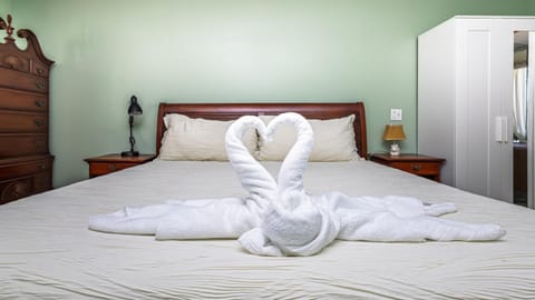 Lakefront Retreat - Boat - Fish - Close to all Orlando Parks - Disney - Universal - SeaWorld House in Casselberry