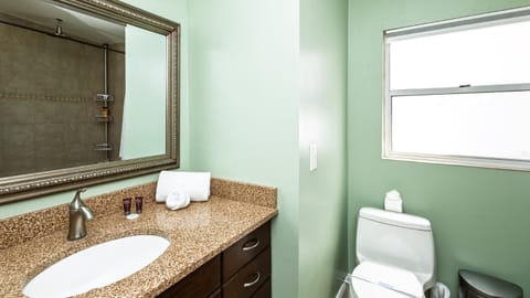 Lakefront Retreat - Boat - Fish - Close to all Orlando Parks - Disney - Universal - SeaWorld House in Casselberry