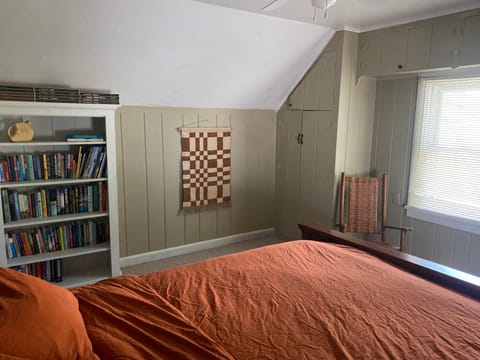 Bellaire - Lakes - Golf - Ski - Walk to Downtown! House in Bellaire