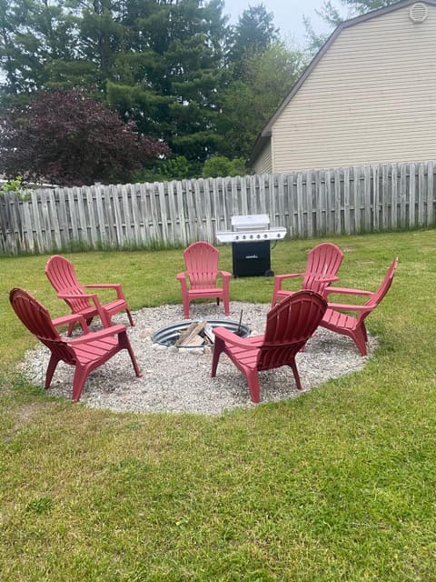 Bellaire - Lakes - Golf - Ski - Walk to Downtown! House in Bellaire