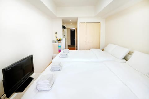 Bed, TV and multimedia, Photo of the whole room, Bedroom, towels