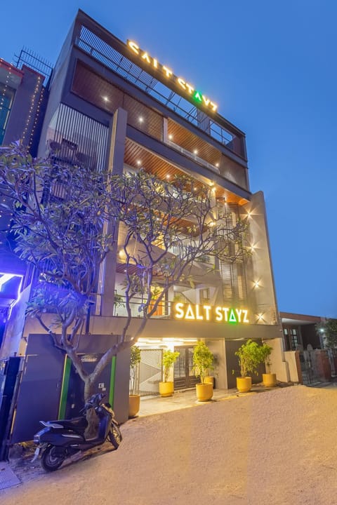 Property building, Facade/entrance, Night, Property logo or sign, Street view, Quiet street view, Parking