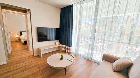 Bed, TV and multimedia, Balcony/Terrace, Living room, Seating area, Bedroom