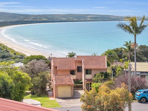 Property building, Day, Neighbourhood, Natural landscape, Beach, Sea view, Parking