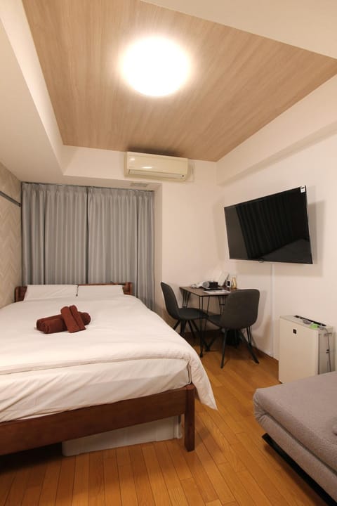 Bed, TV and multimedia, Bedroom