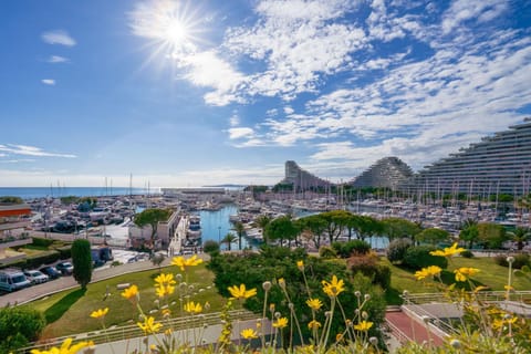 Property building, Day, Natural landscape, Garden, Autumn, Garden view, Garden view, Sea view