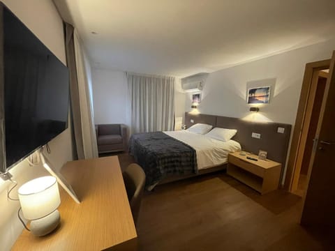 Bed, TV and multimedia, Bedroom