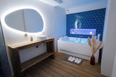 Hot Tub, Bathroom