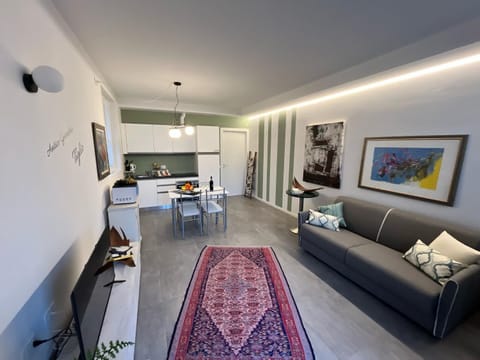 Kitchen or kitchenette, Living room, Seating area, Dining area, internet