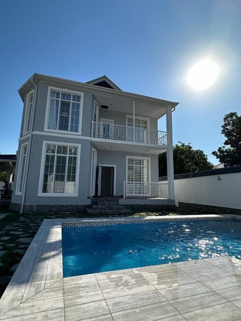 Property building, Day, Pool view, Swimming pool, sunbed