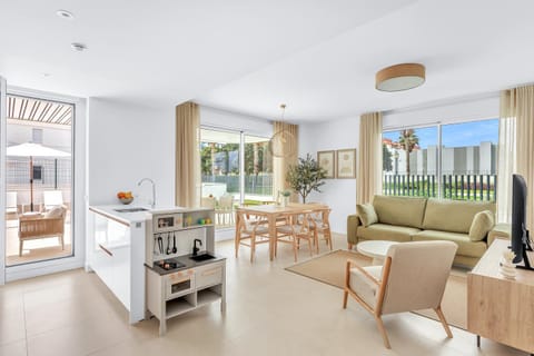 TV and multimedia, Kitchen or kitchenette, Living room, Seating area, Dining area, oven