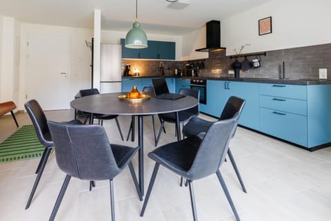 Kitchen or kitchenette, Living room, Seating area, Dining area, oven, pet friendly, stove