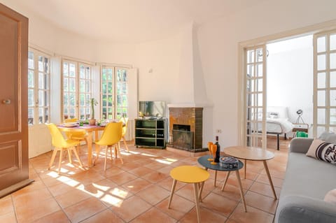 Communal lounge/ TV room, TV and multimedia, Living room, Seating area, Dining area, internet