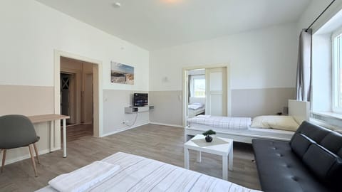 Bed, TV and multimedia, Living room, Photo of the whole room, Seating area, Bedroom