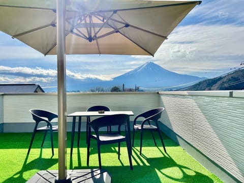 Balcony/Terrace, Lake view, Mountain view
