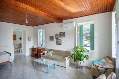 Bed, Living room, Seating area