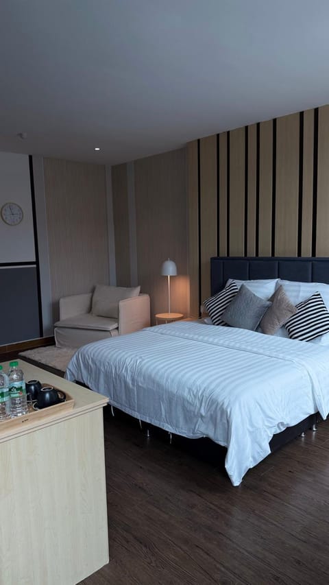Photo of the whole room, Bedroom