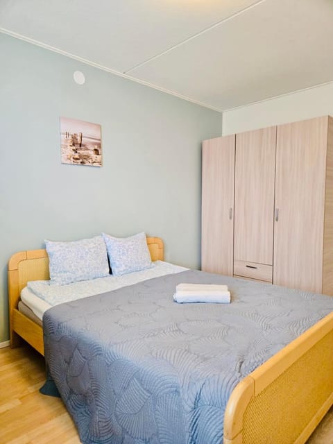 Bed, Bedroom, towels, wardrobe