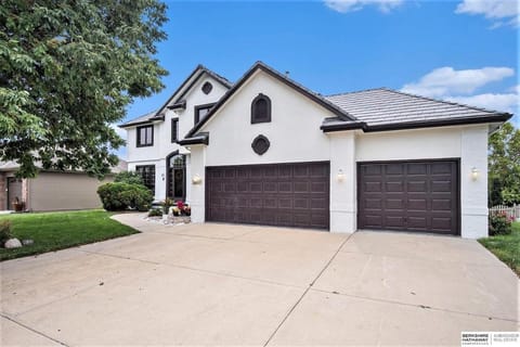 Furnished 5 BR Executive Rental Villa in Omaha