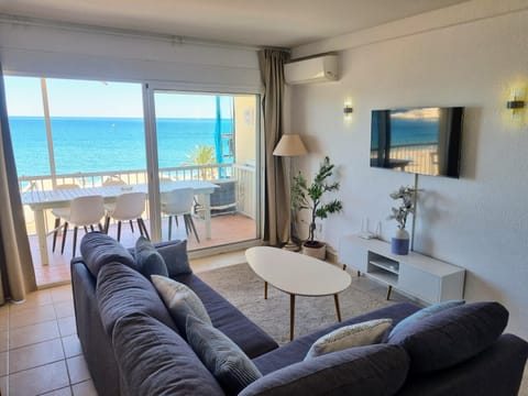 View (from property/room), Balcony/Terrace, Living room, Sea view