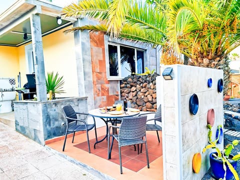 Property building, Facade/entrance, BBQ facilities, Garden, Balcony/Terrace, Dining area, Food, Garden view, Garden view
