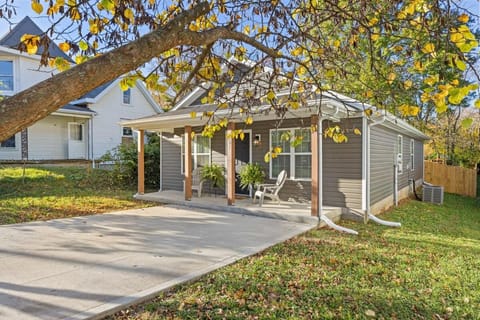 The Luxe Hot Tub Playground 12 Min to Horse Park House in Georgetown