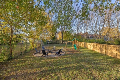 The Luxe Hot Tub Playground 12 Min to Horse Park House in Georgetown