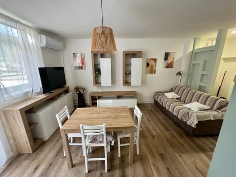 Communal lounge/ TV room, Living room, Seating area, Dining area, Evening entertainment, internet, air conditioner