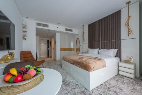 Bed, Food and drinks, Photo of the whole room, Seating area, Bedroom, Food