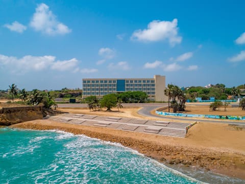 Property building, Nearby landmark, Facade/entrance, Day, Natural landscape, Beach, Pool view, Sea view, Sunrise, Sunset, sunbed